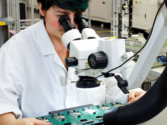 Wirtschaftsschwerpunkte, Neue Materialien – Frau schaut sich Technik unter dem Mikroskop an