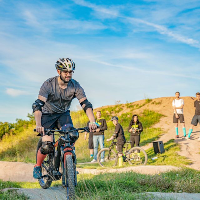 Andreas Zippel fährt Cross-Bike auf der Dirt-Bike-Anlage in der Wilhelminenaue