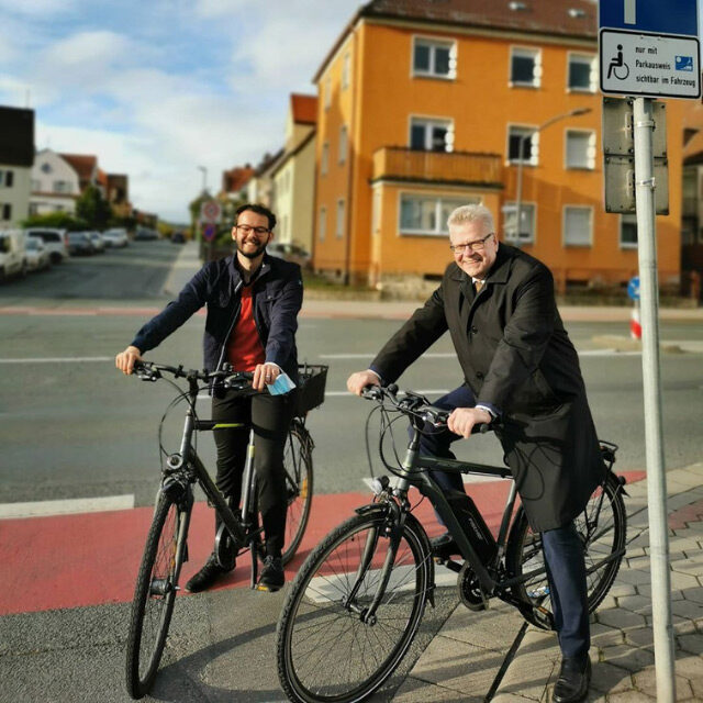 Zwei Männer auf dem Fahrrad