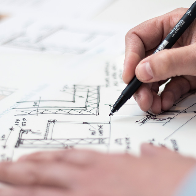 Mann zeichnet einen Architekturplan