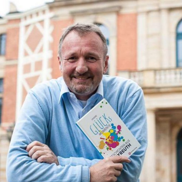 Stadtrat Stephan Müller zeigt sein Buch "Glücksmomente - Geschichten aus Bayreuth".