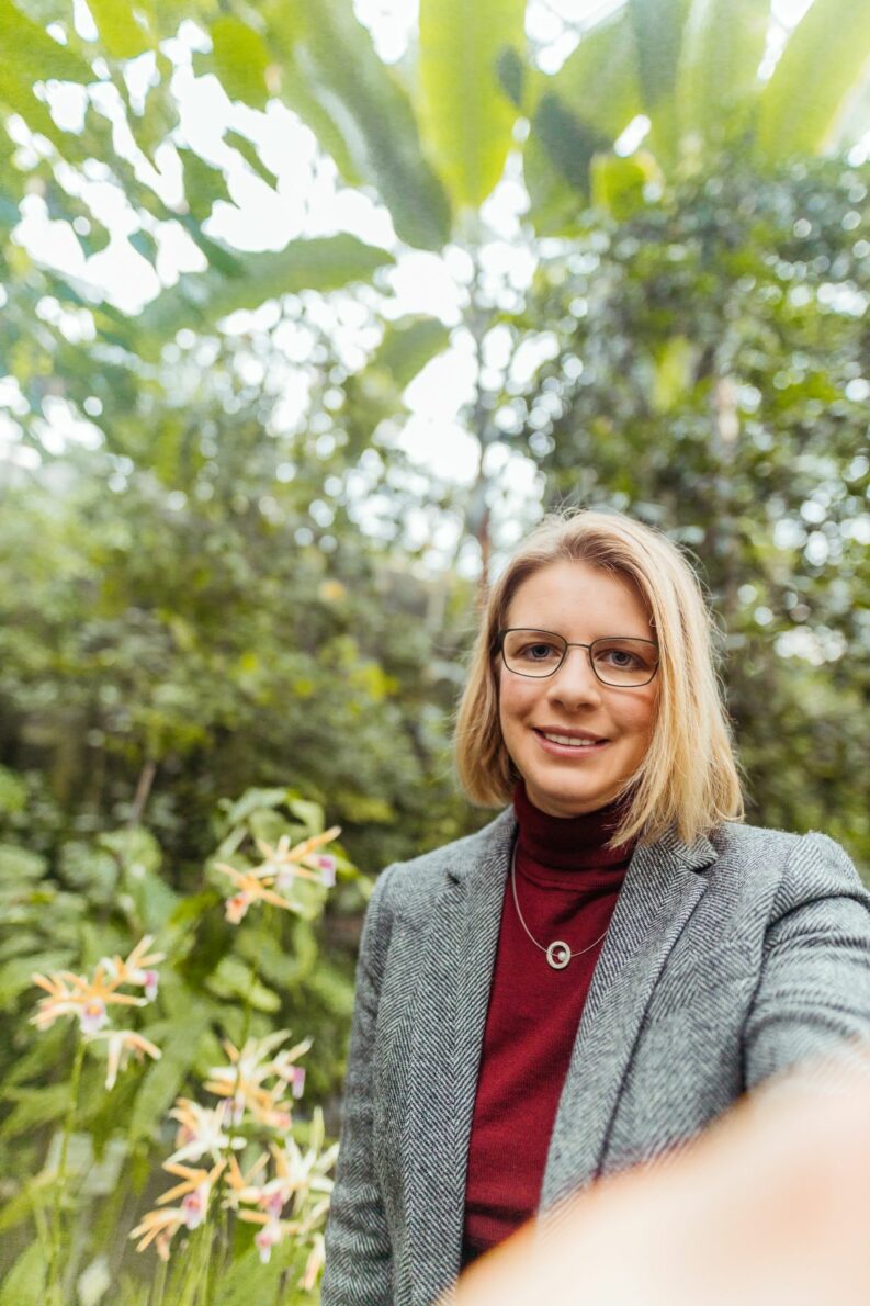 Nicole Kaiser im Ökologisch Botanischen Garten