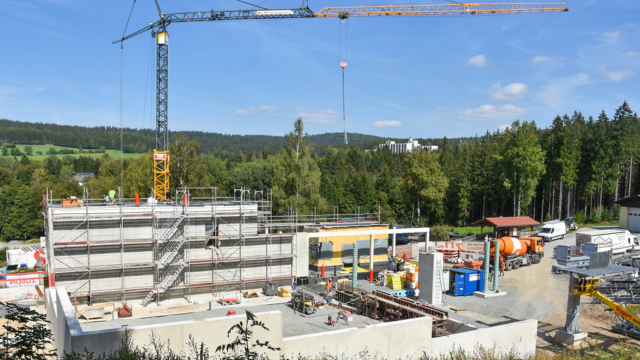 An der Talstation der Ochsenkopf-Seilbahn in Bischofsgrün wird mit Hochdruck gearbeitet.