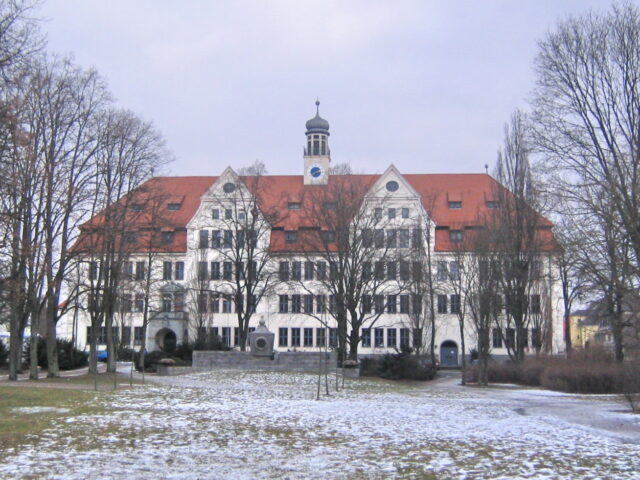 Aussenansicht des Graf-Münster-Gymnasiums Bayreuth