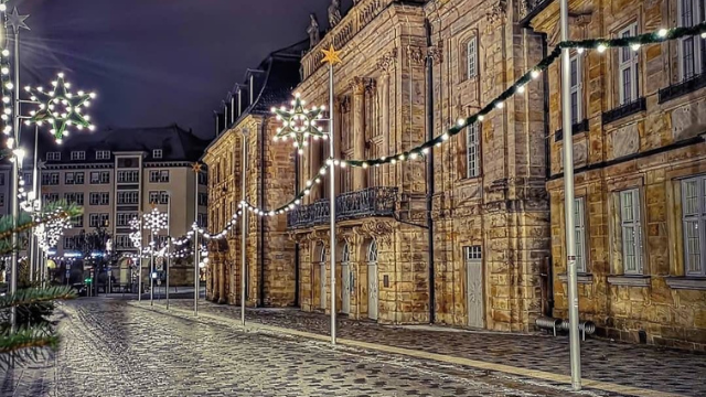 Weihnachtliche Opernstraße mit Lichterkette in Bayreuth.