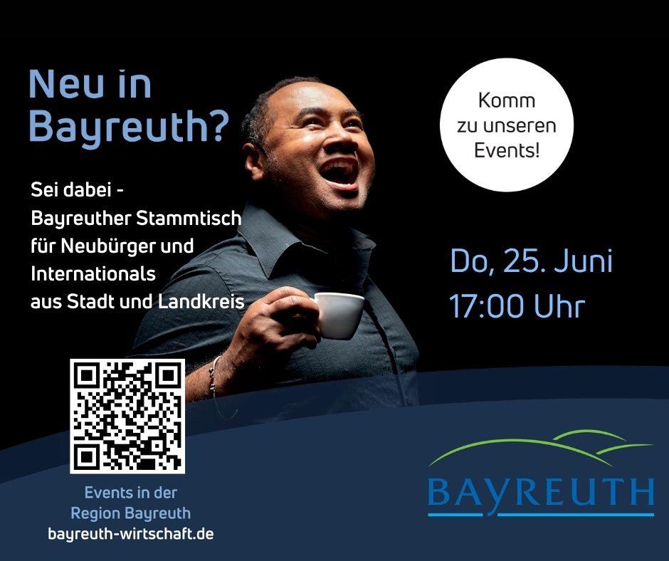 Hinweis auf dem Stammtisch "Neu in Bayreuth". Zusehen ist ein fröhlicher Mensch mit Kaffeetasse vor schwarzem Bühnenhintergrund